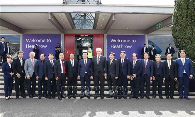 Lễ đón Chủ tịch Quốc hội Vương Đình Huệ tại sân bay London Heathrow. Ảnh: TTXVN