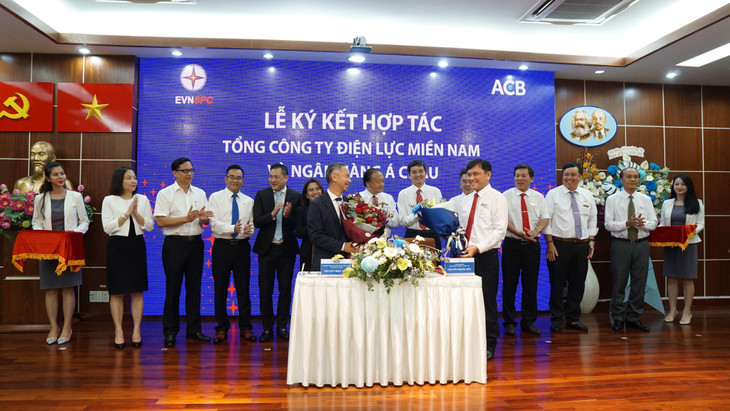 Đại diện EVNSPC và ACB ký kết thỏa thuận hợp tác