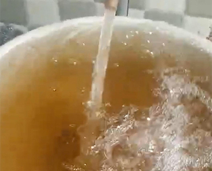 Nước xả trực tiếp từ vòi tại hộ dân ở phường Vinh Tân