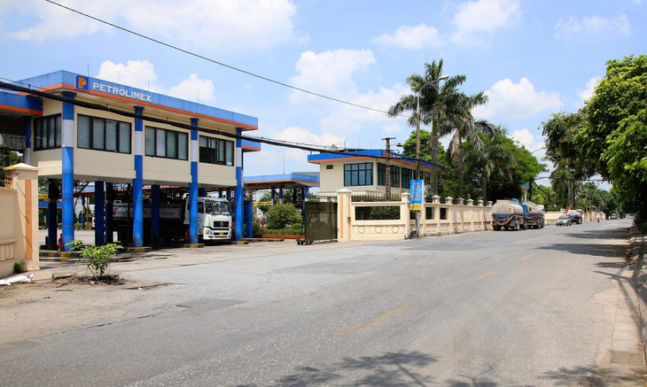 Cơ sở thứ 2 cũng thuộc quận Long Biên là Tổng kho xăng dầu Đức Giang, địa chỉ tại số 26 phố Đức Giang, diện tích hơn 159.000m2, đang là bể chứa xăng dầu