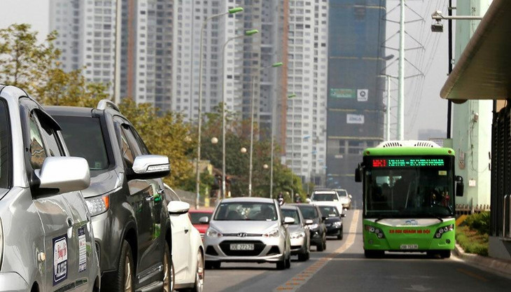 Xe buýt nhanh chạy trên làn đường riêng