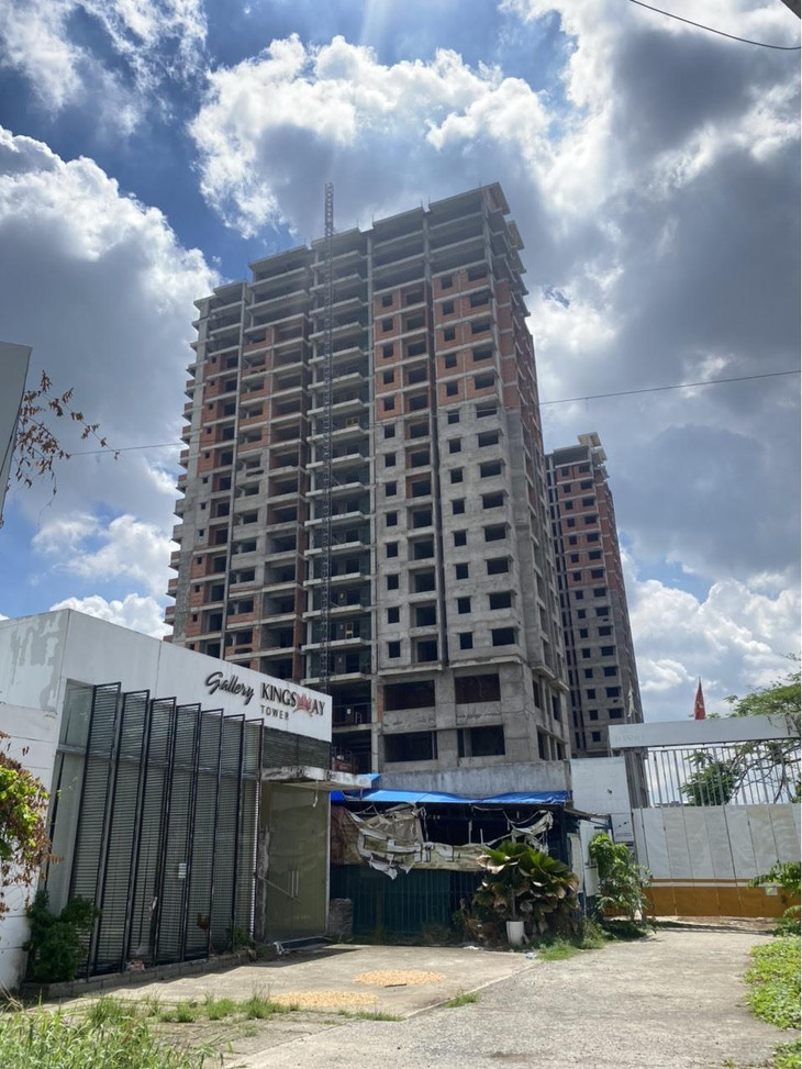 Chủ đầu tư dự án Kingsway Tower biến mất để lại khách hàng bơ vơ không biết tiền của mình đang ở đâu. Chủ đầu tư dự án Kingsway Tower biến mất để lại khách hàng bơ vơ không biết tiền của mình đang ở đâu.