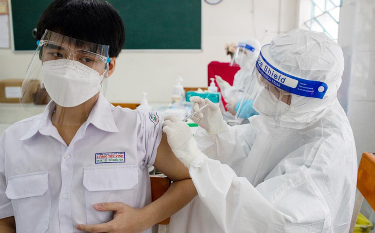 Nhân viên y tế tiêm vaccine Covid-19 cho học sinh tại Trường THPT Lương Thế Vinh
