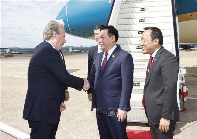 Lễ đón Chủ tịch Quốc hội Vương Đình Huệ tại sân bay London Heathrow. Ảnh: TTXVN
