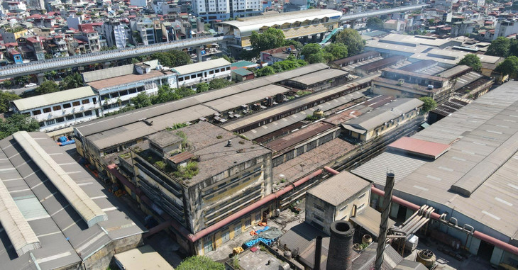 Trong tờ trình này, UBND TP Hà Nội đề xuất di dời 10 cơ sở nhà đất do các doanh nghiệp do nhà nước nắm giữ 100% vốn điều lệ, Công ty cổ phần và Công ty trách nhiệm hữu hạn hai thành viên trở lên do Nhà nước nắm giữ trên 50% vốn điều lệ đang quản lý, sử dụng phải di dời theo quy hoạch (do không phù hợp với hoạch xây dựng), thuộc trường hợp UBND cấp tỉnh ban hành Danh mục nhà, đất phải di dời theo quy hoạch sau khi có ý kiến của Hội đồng nhân dân cùng cấp