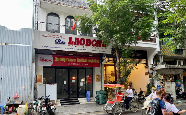 Trụ sở cũ của báo Lao Động (cơ quan Trung ương của Tổng Liên đoàn Lao động Việt Nam) tại địa chỉ 51 Hàng Bồ (Hoàn Kiếm, Hà Nội). Diện tích khu đất khoảng 359m2, hiện đóng cửa để không, không cho thuê, không sản xuất. Báo Lao Động nhiều năm nay đã có trụ sở mới nằm trên phố Phạm Văn Bạch (quận Cầu Giấy).