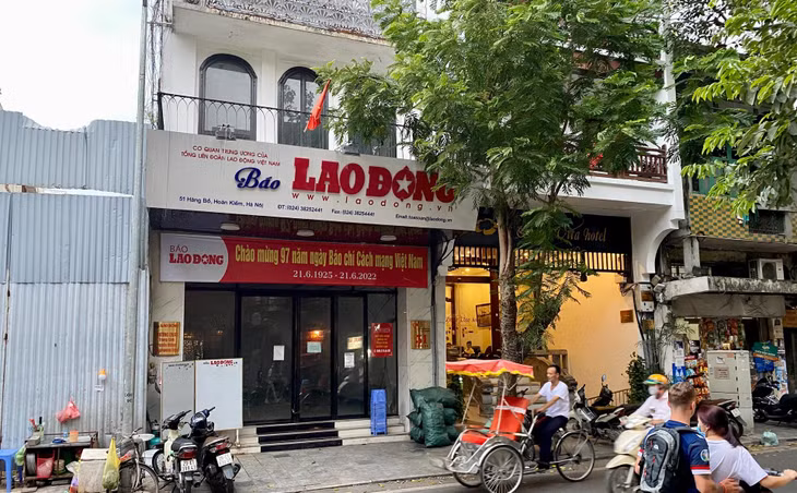 Trụ sở cũ của báo Lao Động (cơ quan Trung ương của Tổng Liên đoàn Lao động Việt Nam) tại địa chỉ 51 Hàng Bồ (Hoàn Kiếm, Hà Nội). Diện tích khu đất khoảng 359m2, hiện đóng cửa để không, không cho thuê, không sản xuất. Báo Lao Động nhiều năm nay đã có trụ sở mới nằm trên phố Phạm Văn Bạch (quận Cầu Giấy).