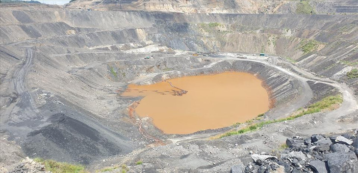 Để san lấp những moong than sâu như thế này cần một khối lượng đất, đá rất lớn Để san lấp những moong than sâu như thế này cần một khối lượng đất, đá rất lớn