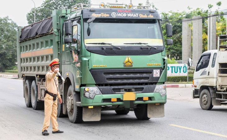 Đội Cảnh sát giao thông số 12 (Công an TP. Hà Nội) dừng một xe tải có dấu hiệu quá tải trên đường Hồ Chí Minh