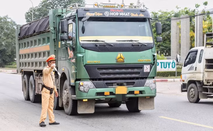 Đội Cảnh sát giao thông số 12 (Công an TP. Hà Nội) dừng một xe tải có dấu hiệu quá tải trên đường Hồ Chí Minh