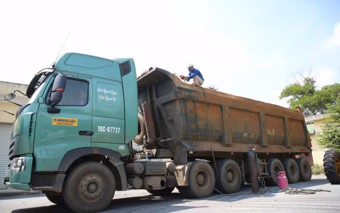 Lực lượng chức năng cưa thùng xe