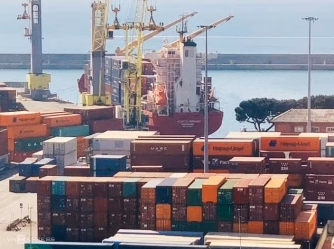 Các container điều được tạm giữ trước đó tại cảng Genoa (Italy).