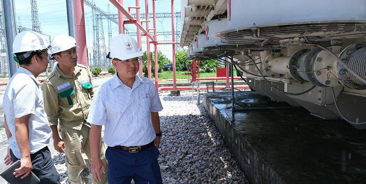 Ông Phạm Quang Hòa, Phó giám đốc PTC1 kiểm tra hệ thống làm mát máy biến AT3 tại TBA 500kV Tây Hà Nội, tháng 6/2022