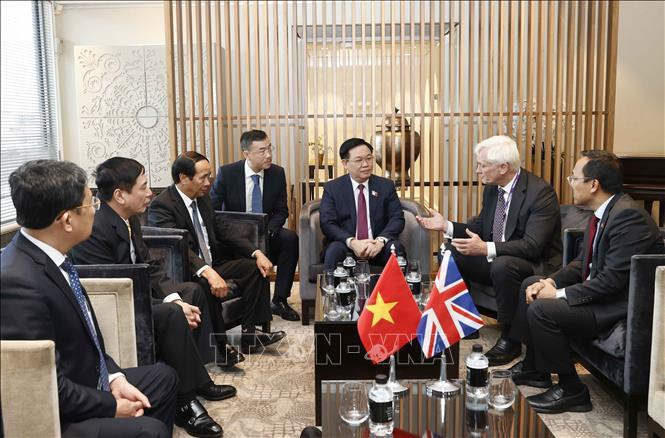 Nghị sĩ Graham Stuart và các thành viên phía Anh trao đổi với Chủ tịch Quốc hội Vương Đình Huệ. Ảnh: TTXVN