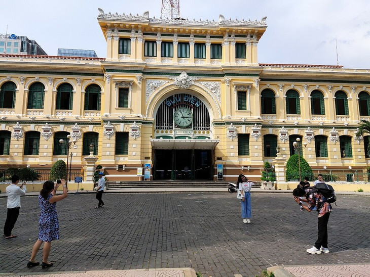 Du khách tham quan Bưu điện trung tâm TPHCM. Các điểm du lịch do Nhà nước quản lý được đề xuất miễn phí vé tham quan