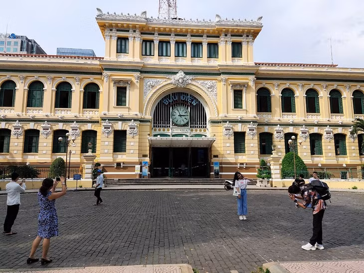 Du khách tham quan Bưu điện trung tâm TPHCM. Các điểm du lịch do Nhà nước quản lý được đề xuất miễn phí vé tham quan