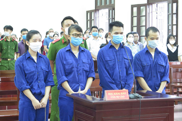 Trần Thị Kim Chi (thứ 2 từ trái qua phải) cùng 3 bị cáo: Lê Vương Hoàng, Nguyễn Thị Minh Huệ và Chu Văn Nha