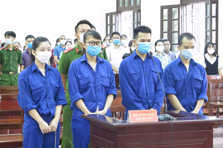 Trần Thị Kim Chi (thứ 2 từ trái qua phải) cùng 3 bị cáo: Lê Vương Hoàng, Nguyễn Thị Minh Huệ và Chu Văn Nha