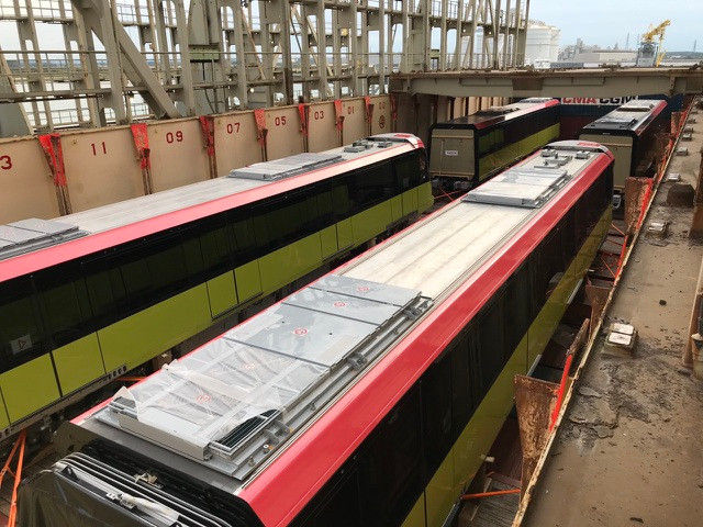 Mỗi đoàn tàu có 4 khoang, với tổng chiều dài 78,27 m, có 94 ghế và có thể chở tổng cộng gần 950 hành khách. Đoàn tàu được thiết kế với 3 màu gồm vàng - đỏ - ghi xám.