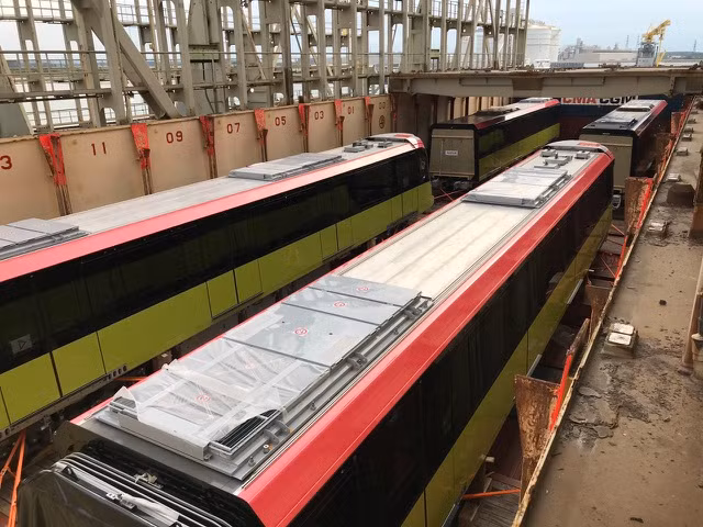 Mỗi đoàn tàu có 4 khoang, với tổng chiều dài 78,27 m, có 94 ghế và có thể chở tổng cộng gần 950 hành khách. Đoàn tàu được thiết kế với 3 màu gồm vàng - đỏ - ghi xám.