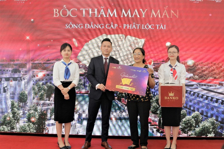Nhà đầu tư may mắn nhận quà 3 chỉ vàng tại sự kiện của dự án Danko City
