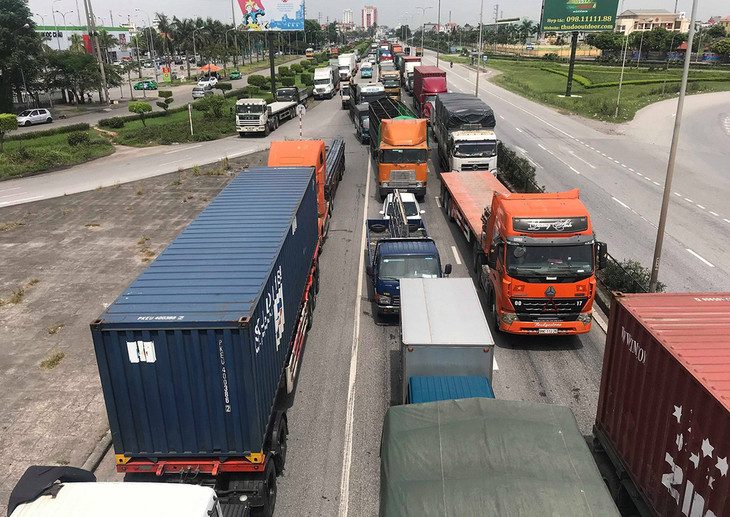 Quốc lộ 5 hay ùn tắc và nhanh hư hỏng do lưu lượng xe lớn