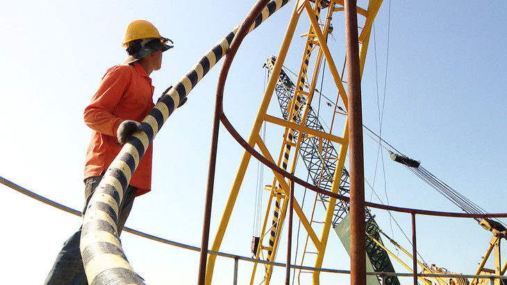 Thi công cáp ngầm xuyên biển đưa điện lưới quốc gia ra đảo Trần