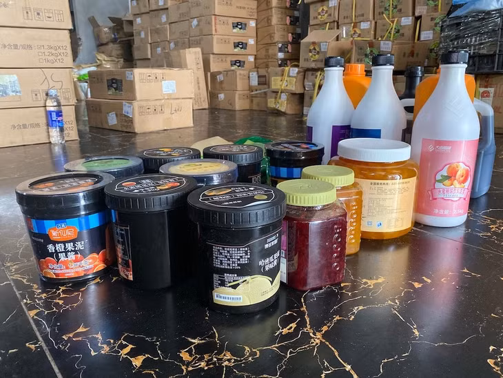 Nguyên liệu pha chế trà sữa không nguồn gốc bị quản lý thị trường thu giữ ngày 3/9