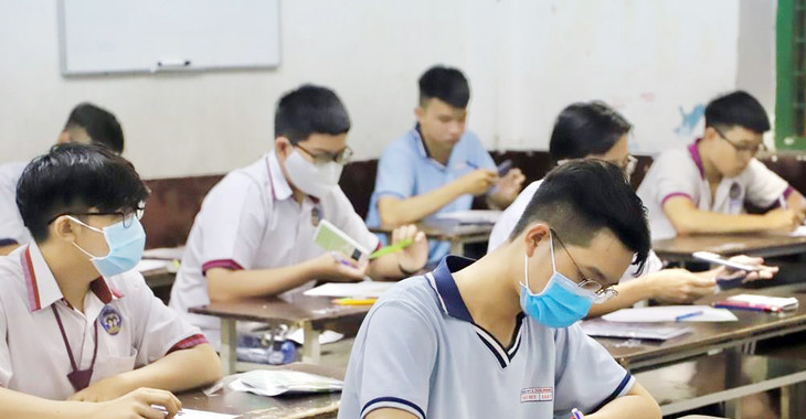 Thí sinh đợt 1 chuẩn bị làm bài thi tại điểm Trường THPT Trưng Vương, TP Hồ Chí Minh