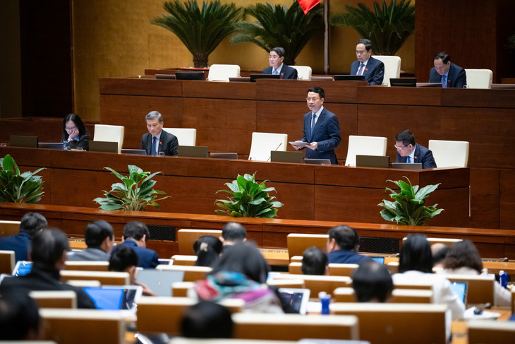 Bộ trưởng Bộ Thông tin và Truyền thông Việt Nam Nguyễn Mạnh Hùng giải trình các câu hỏi của các đại biểu Bộ trưởng Bộ Thông tin và Truyền thông Việt Nam Nguyễn Mạnh Hùng giải trình các câu hỏi của các đại biểu