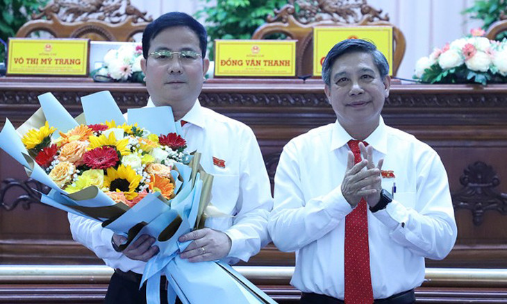 Ông Đồng Văn Thanh - Bí thư Tỉnh uỷ, Chủ tịch HĐND tỉnh Hậu Giang tặng hoa chúc mừng ông Trần Văn Huyến