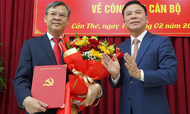 Phó Ban Tổ chức Trung ương Đỗ Trọng Hưng (phải) trao quyết định của Ban Bí thư cho ông Trương Cảnh Tuyên Phó Ban Tổ chức Trung ương Đỗ Trọng Hưng (phải) trao quyết định của Ban Bí thư cho ông Trương Cảnh Tuyên