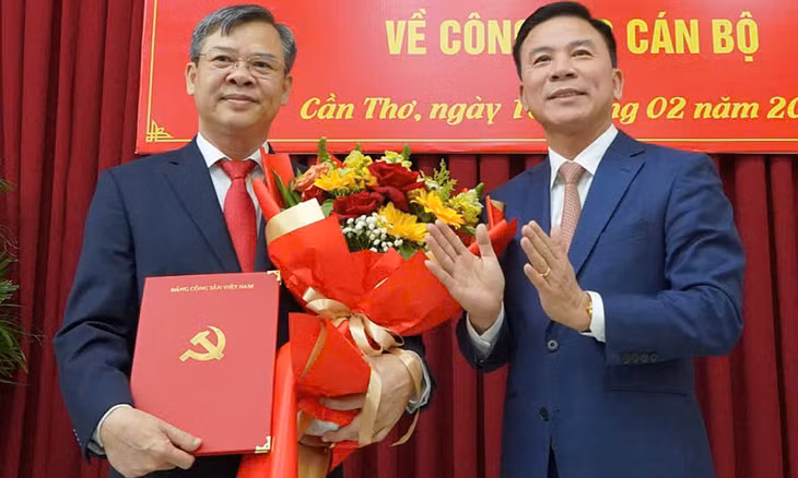 Phó Ban Tổ chức Trung ương Đỗ Trọng Hưng (phải) trao quyết định của Ban Bí thư cho ông Trương Cảnh Tuyên