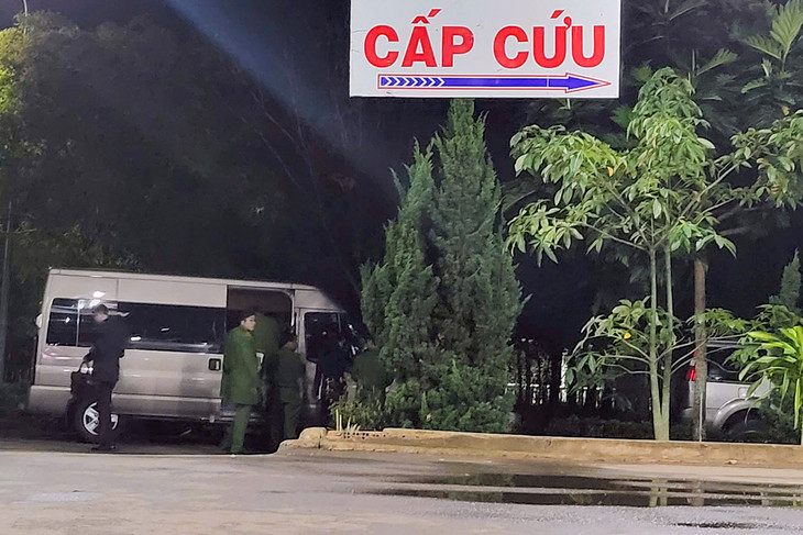 Xe công vụ chở cảnh sát đến Bệnh viện II Lâm Đồng