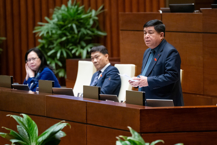 Bộ trưởng Bộ Kế hoạch và Đầu tư Nguyễn Chí Dũng phát biểu giải trình, làm rõ một số vấn đề đại biểu Quốc hội nêu