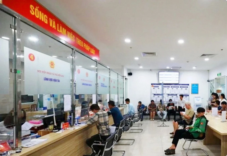 Người dân làm thủ tục cấp, đổi bằng lái xe Người dân làm thủ tục cấp, đổi bằng lái xe