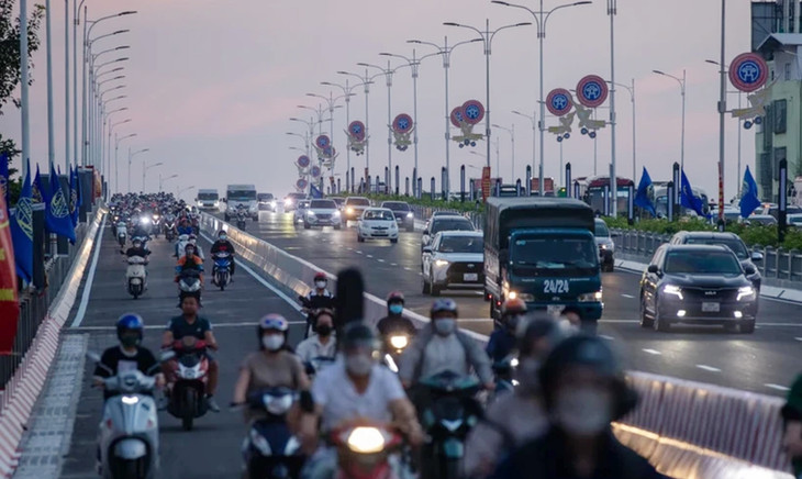 Phương tiện lưu thông trên cầu Vĩnh Tuy bắc qua sông Hồng.