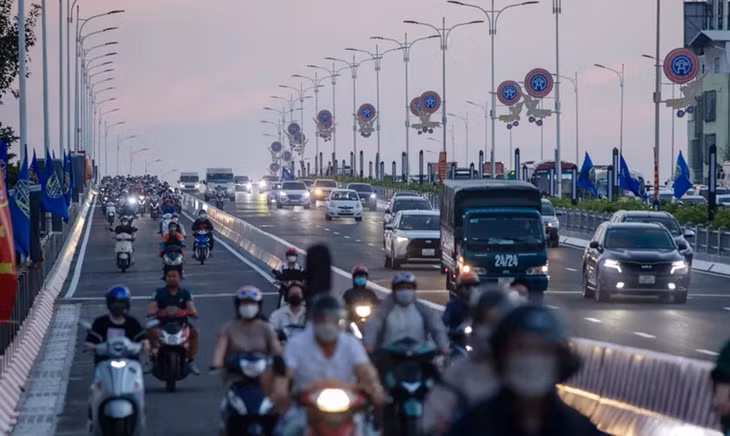 Phương tiện lưu thông trên cầu Vĩnh Tuy bắc qua sông Hồng.