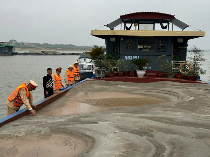 Tàu khai thác cát trái phép trên sông Hồng bị bắt giữ