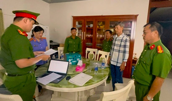 Công an đọc lệnh khởi tố ông Nguyễn Thành Sua (áo sọc). Công an đọc lệnh khởi tố ông Nguyễn Thành Sua (áo sọc).