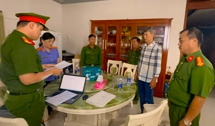 Công an đọc lệnh khởi tố ông Nguyễn Thành Sua (áo sọc).