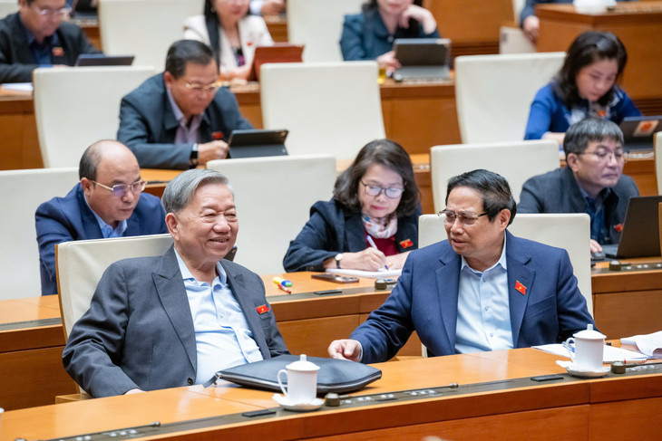 Tổng Bí thư Tô Lâm trao đổi cùng Thủ tướng Chính phủ Phạm Minh Chính tại phiên họp