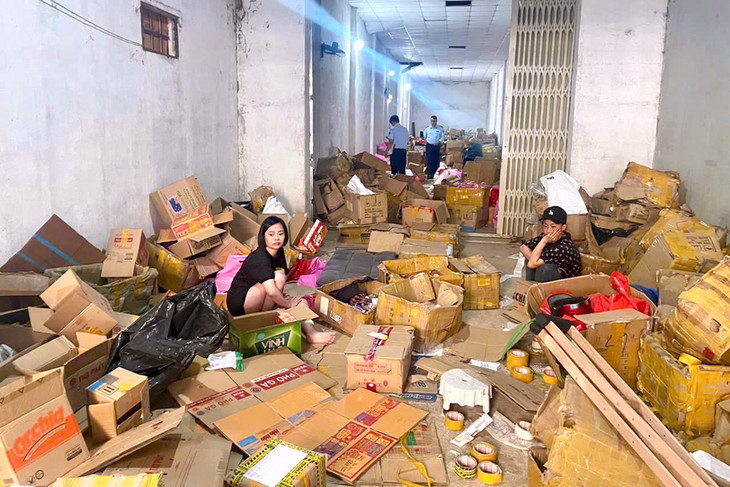 Hơn 6 tấn mỹ phẩm không rõ nguồn bị cơ quan chức năng tạm giữ Hơn 6 tấn mỹ phẩm không rõ nguồn bị cơ quan chức năng tạm giữ