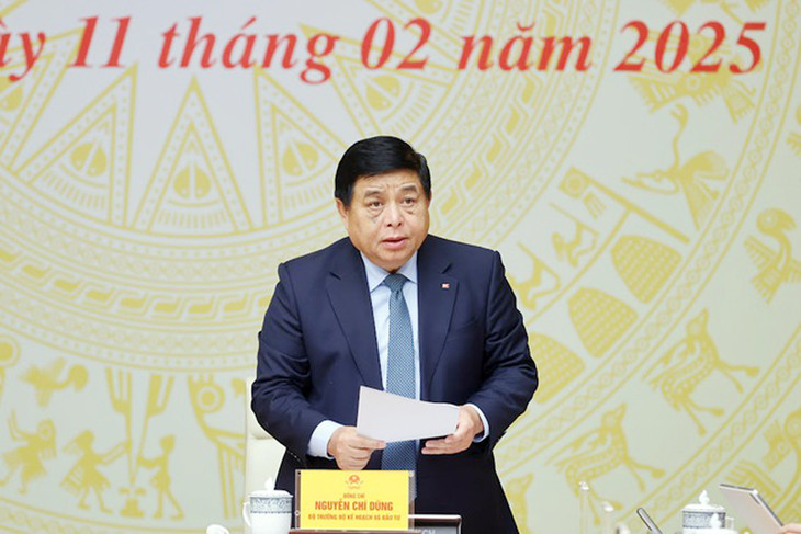 Bộ trưởng Bộ Kế hoạch và Đầu tư, Nguyễn Chí Dũng trình bày báo cáo tổng hợp. Ảnh: VGP