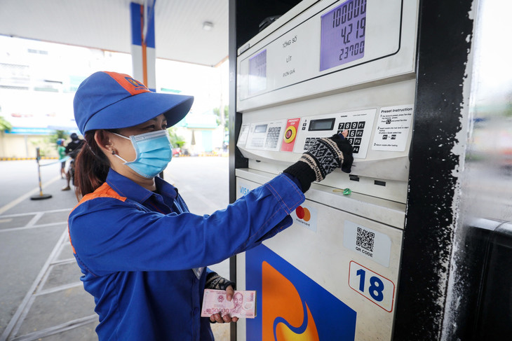 Giá xăng dầu bật tăng, có loại tăng hơn 400 đồng/lít Giá xăng dầu bật tăng, có loại tăng hơn 400 đồng/lít