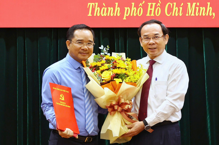 Bí thư Thành ủy Nguyễn Văn Nên (phải) trao quyết định và tặng hoa cho ông Nguyễn Văn Được Bí thư Thành ủy Nguyễn Văn Nên (phải) trao quyết định và tặng hoa cho ông Nguyễn Văn Được