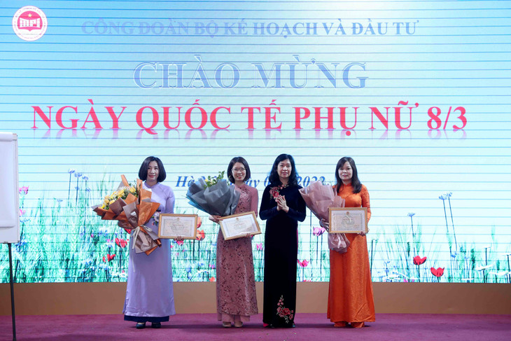 Bà Phan Phương Hạnh, Phó Chủ tịch Công đoàn Viên chức Việt Nam trao bằng khen cho 3 tập thể đạt danh hiệu &quot;Giỏi việc nước, đảm việc nhà&quot;. Ảnh: MPI