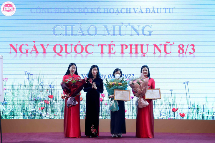 Bà Phan Phương Hạnh trao bằng khen cho các cá nhân đạt danh hiệu &quot;Giỏi việc nước, đảm việc nhà&quot;. Ảnh: MPI