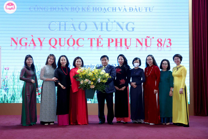 Bộ trưởng Nguyễn Chí Dũng tặng hoa chúc mừng. Ảnh: MPI