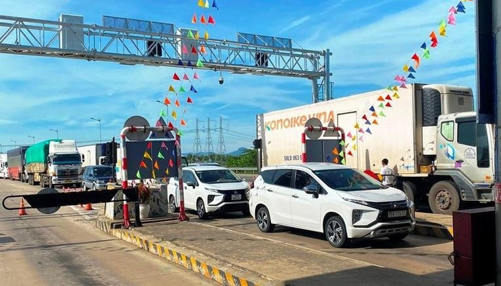 Nhiều phương tiện xếp hàng dài chờ qua trạm từ làn thu phí tự động nhưng hệ thống bị lỗi